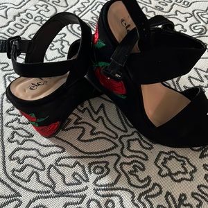 Rue 21 black velvet & rose wedges